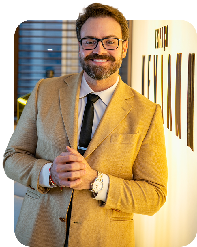 Pedro Neviani em seu consultório